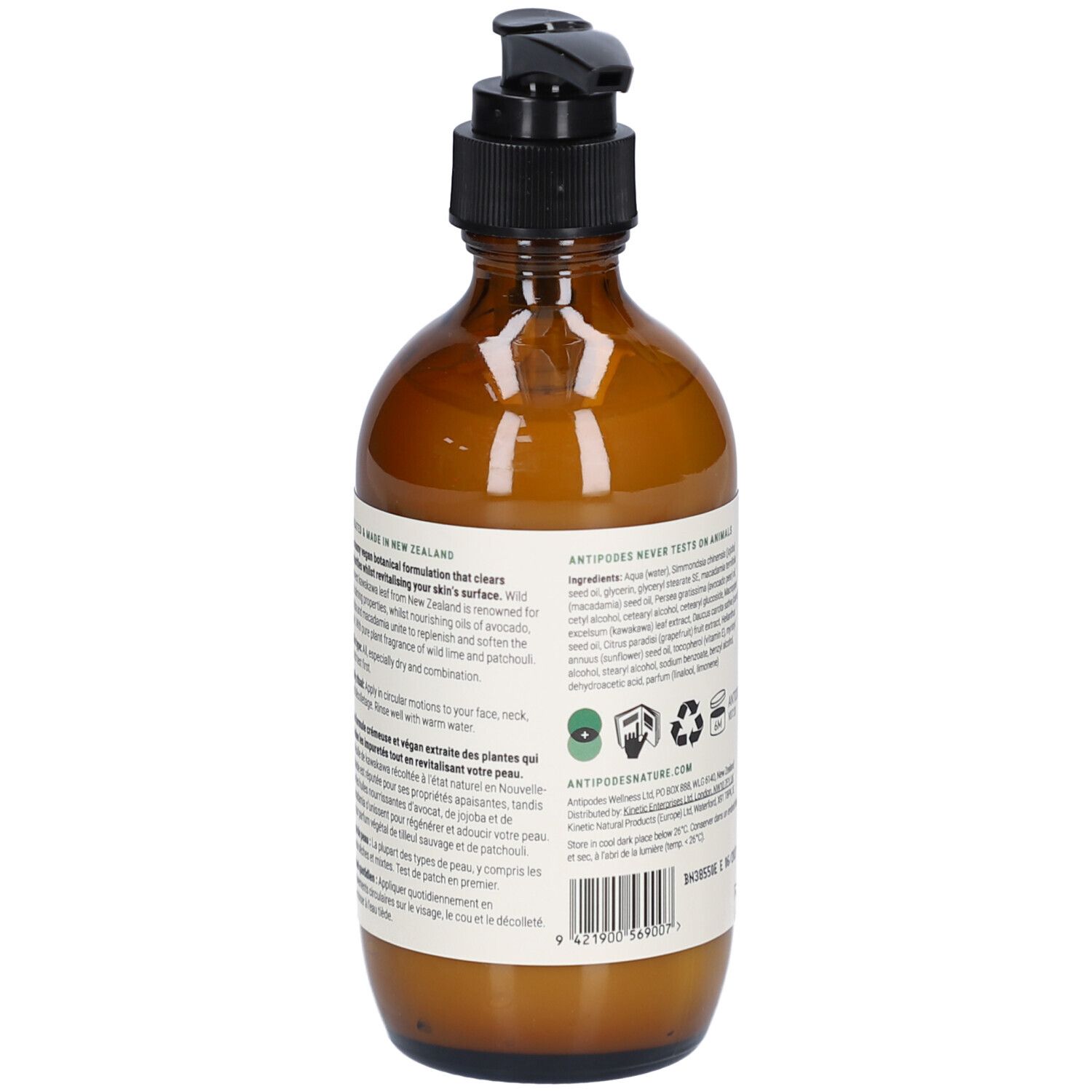 Bruine glazen fles, achteraanzicht. Etiket met productinfo, ingrediënten en recycling symbolen. Zwarte pomp.