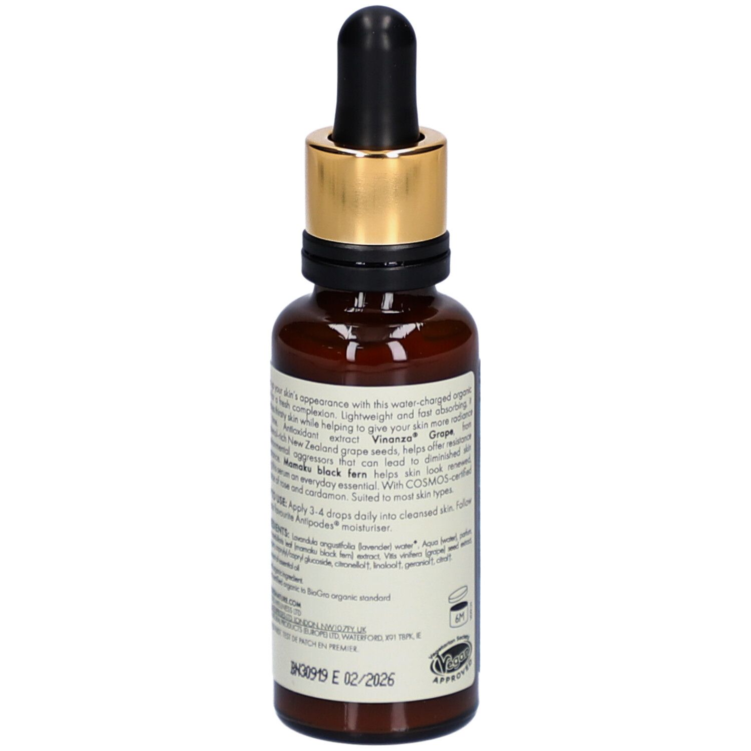 Bruine glazen fles met gouden dop en pipet. Achterkant met tekst. Opschrift: Antipodes Hosanna Serum. Bio-certificering.