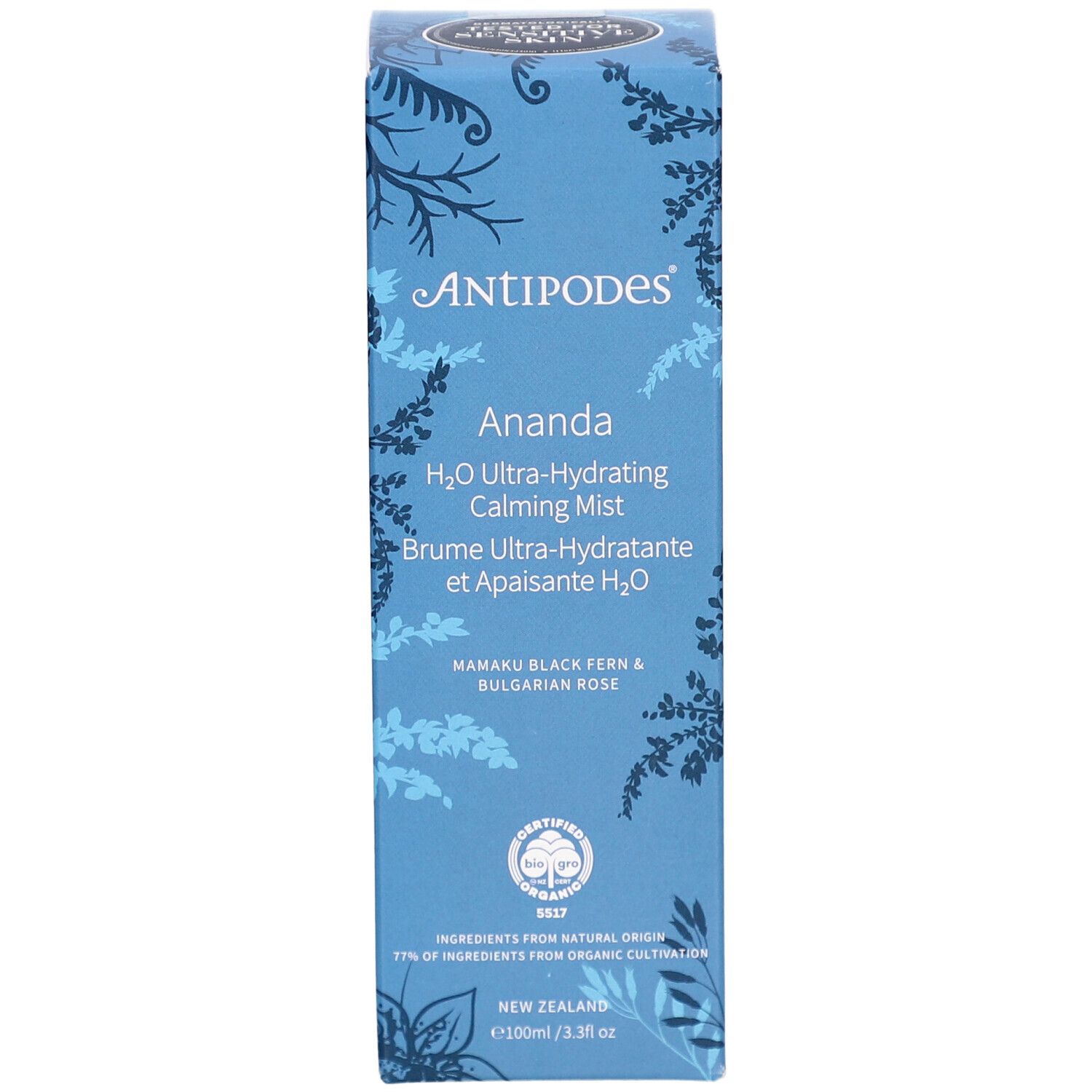 Blauw-witte productverpakking. Opschrift ANTIPODES, Ananda, H2O Ultra-Hydrating Calming Mist. Certificeringen en informatie.