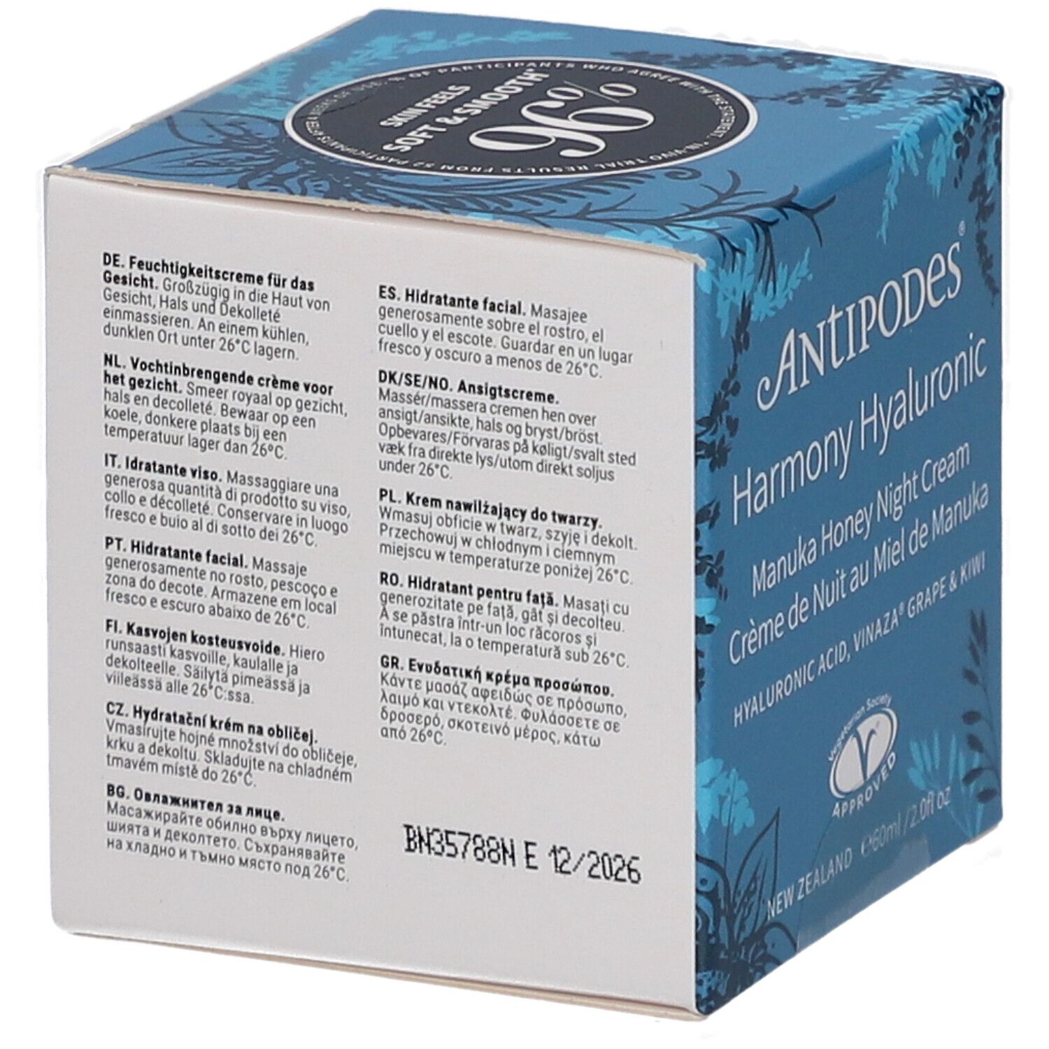 Achterkant van de kartonnen verpakking. Tekst in meerdere talen. Opschrift: Antipodes Harmony Hyaluronic Manuka Honey Night Cream.