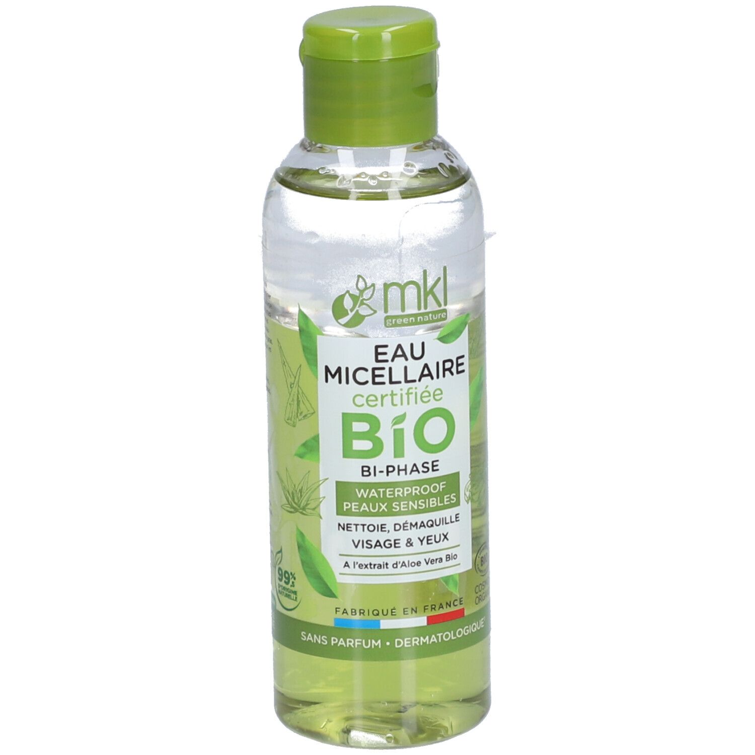 Transparante fles, groene dop. Opschrift: Eau Micellaire Bi-Phase Certifiée Bio. Gecertificeerd biologisch product. Voor gevoelige huid.