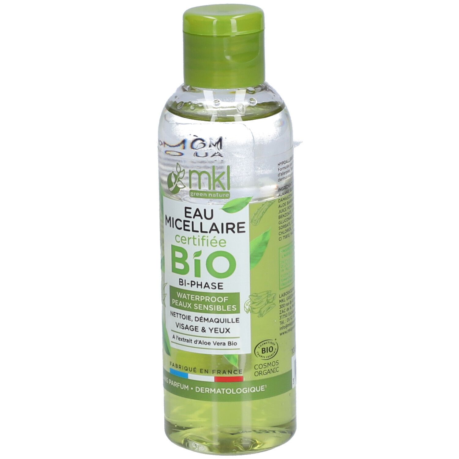 Transparante fles, groene dop. Opschrift: Eau Micellaire Bi-Phase Certifiée Bio. Gecertificeerd biologisch product. Voor gevoelige huid.