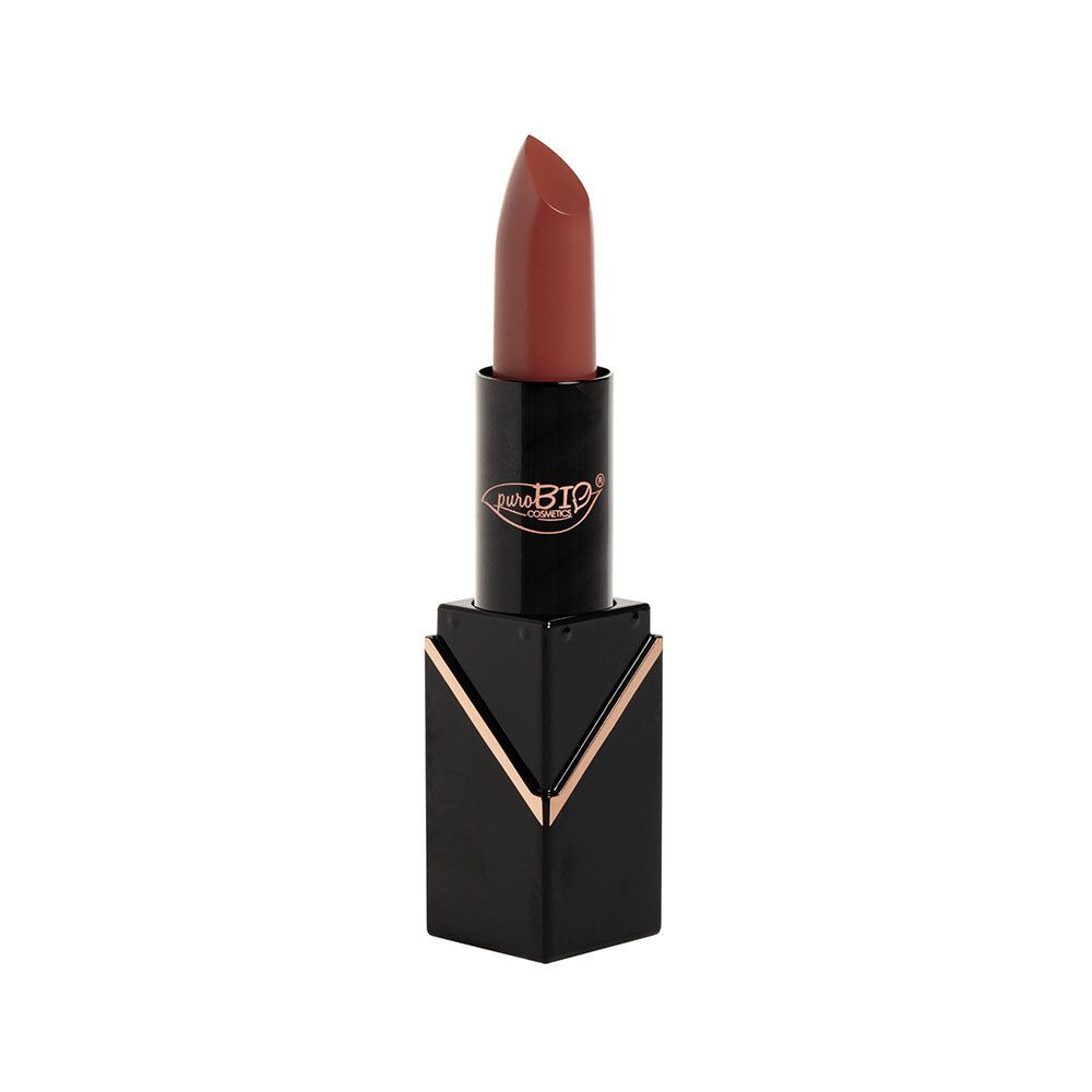 Lippenstift in zwarte huls met gouden accenten. De lippenstift is open, de punt is zichtbaar.