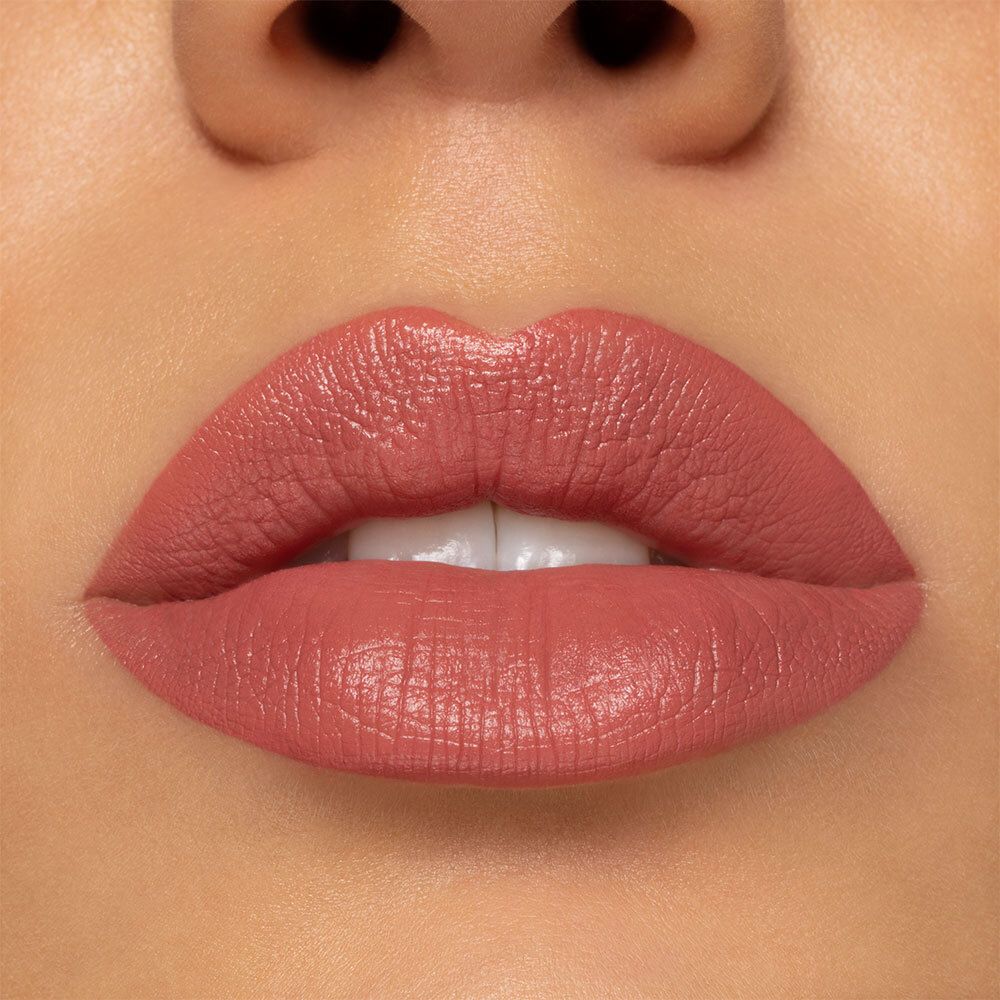 Close-up van lippen die zijn opgemaakt met een roze lippenstift. De lippen zijn licht geopend.