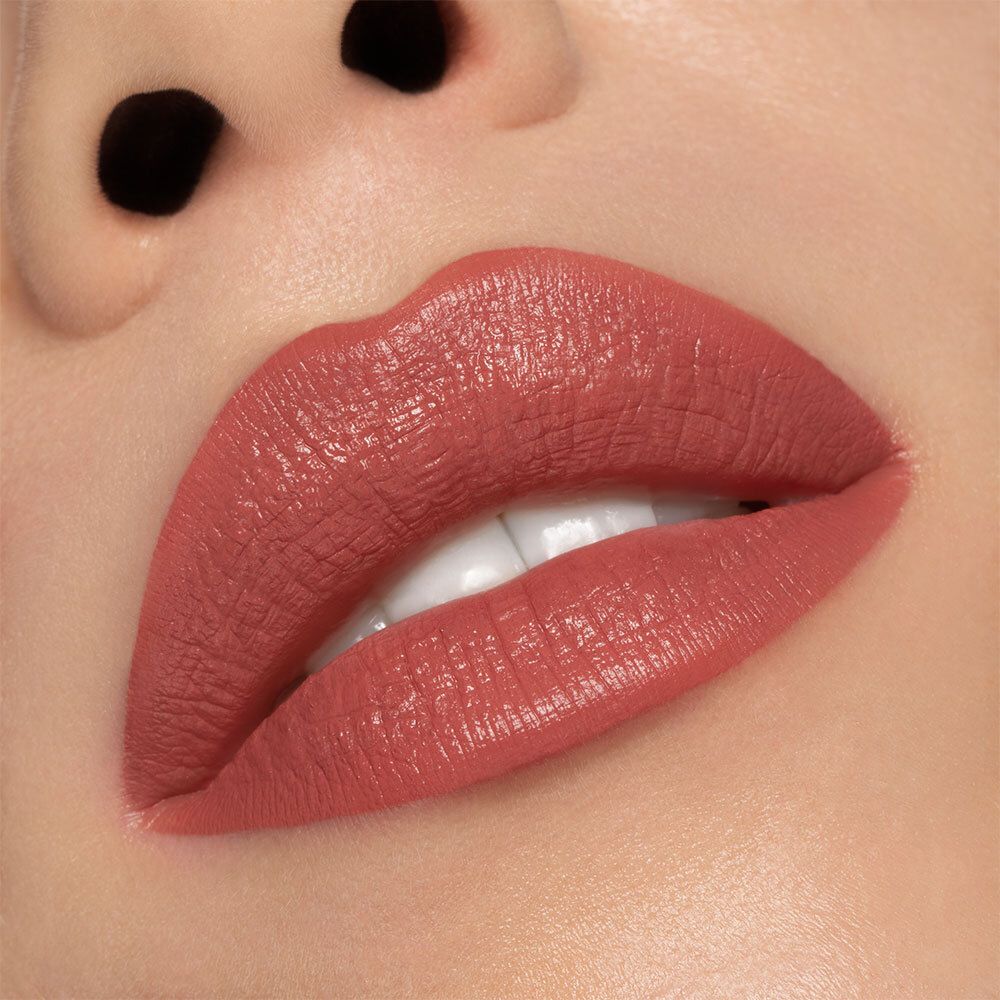 Close-up van lippen die zijn opgemaakt met een roze lippenstift. De lippen zijn licht geopend.