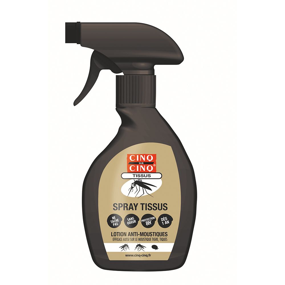 Flacon spray noir avec étiquette marron. Inscription: CINQ SUR CINQ, Spray Tissus. Anti-Moustiques. Logo: moustique. Texte en français.