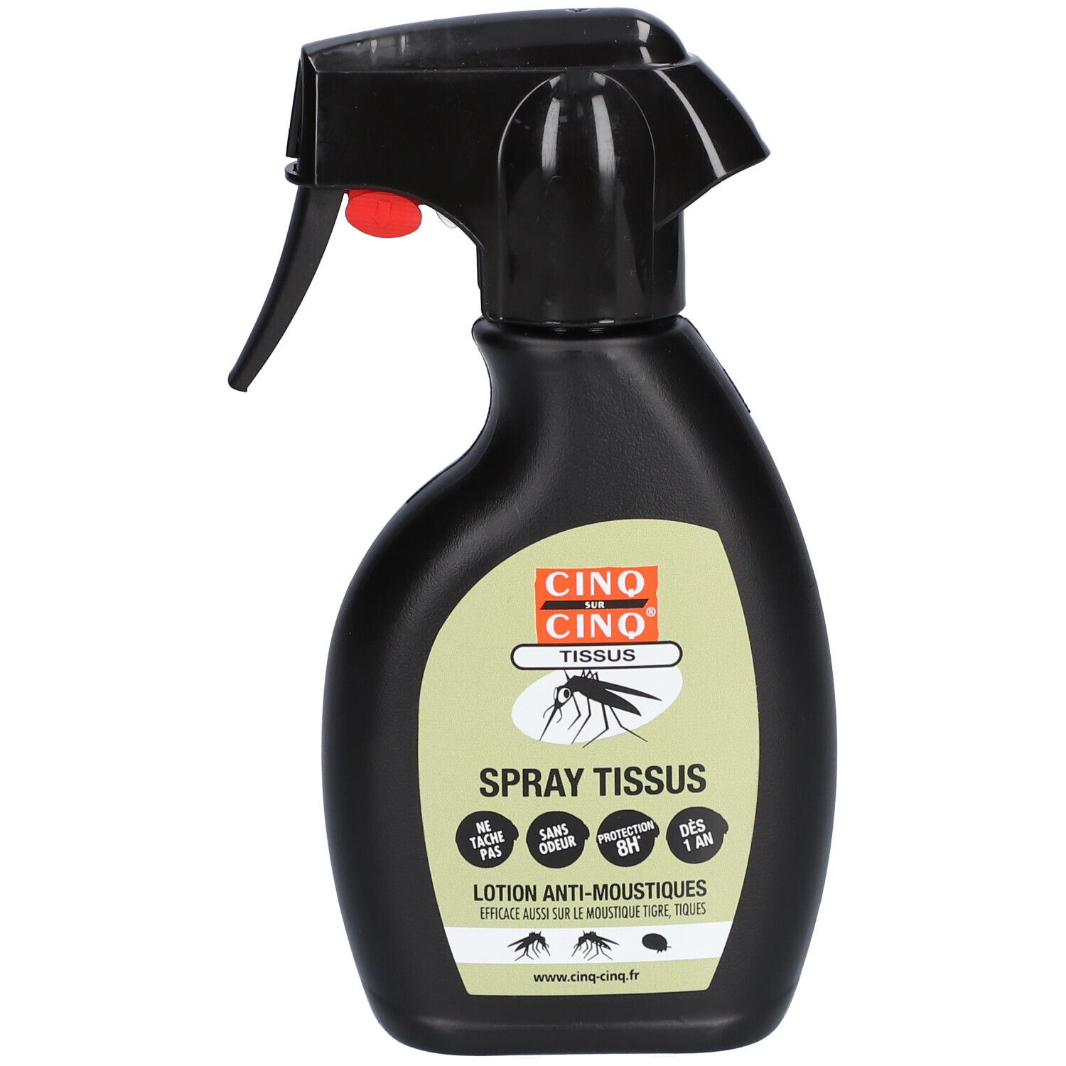 Flacon spray noir avec étiquette verte. Inscription: CINQ SUR CINQ, Spray Tissus. Anti-Moustiques. Logo: moustique. Texte en français.