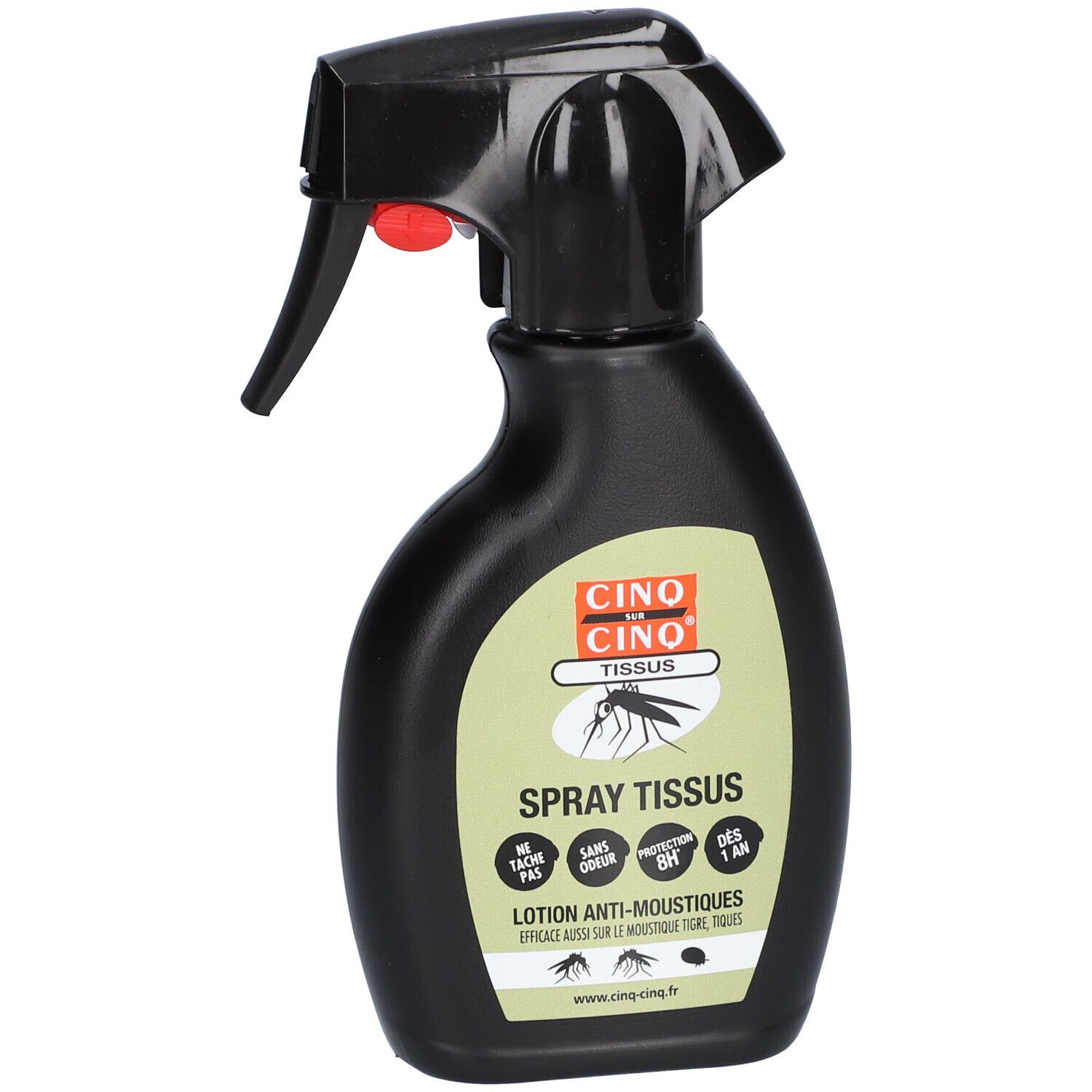 Flacon spray noir avec étiquette verte. Inscription: CINQ SUR CINQ, Spray Tissus. Anti-Moustiques. Logo: moustique. Texte en français.