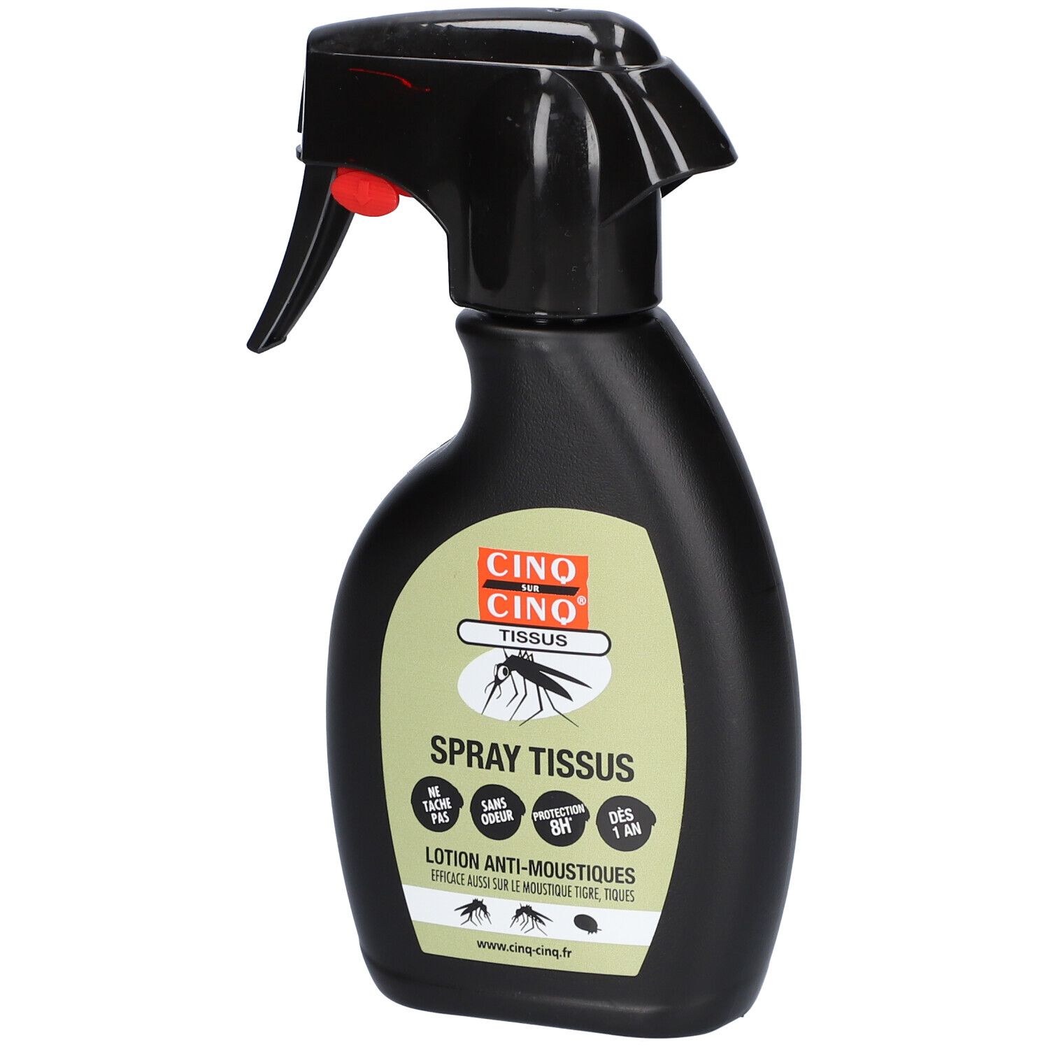Flacon spray noir avec étiquette verte. Inscription: CINQ SUR CINQ, Spray Tissus. Anti-Moustiques. Logo: moustique. Texte en français.