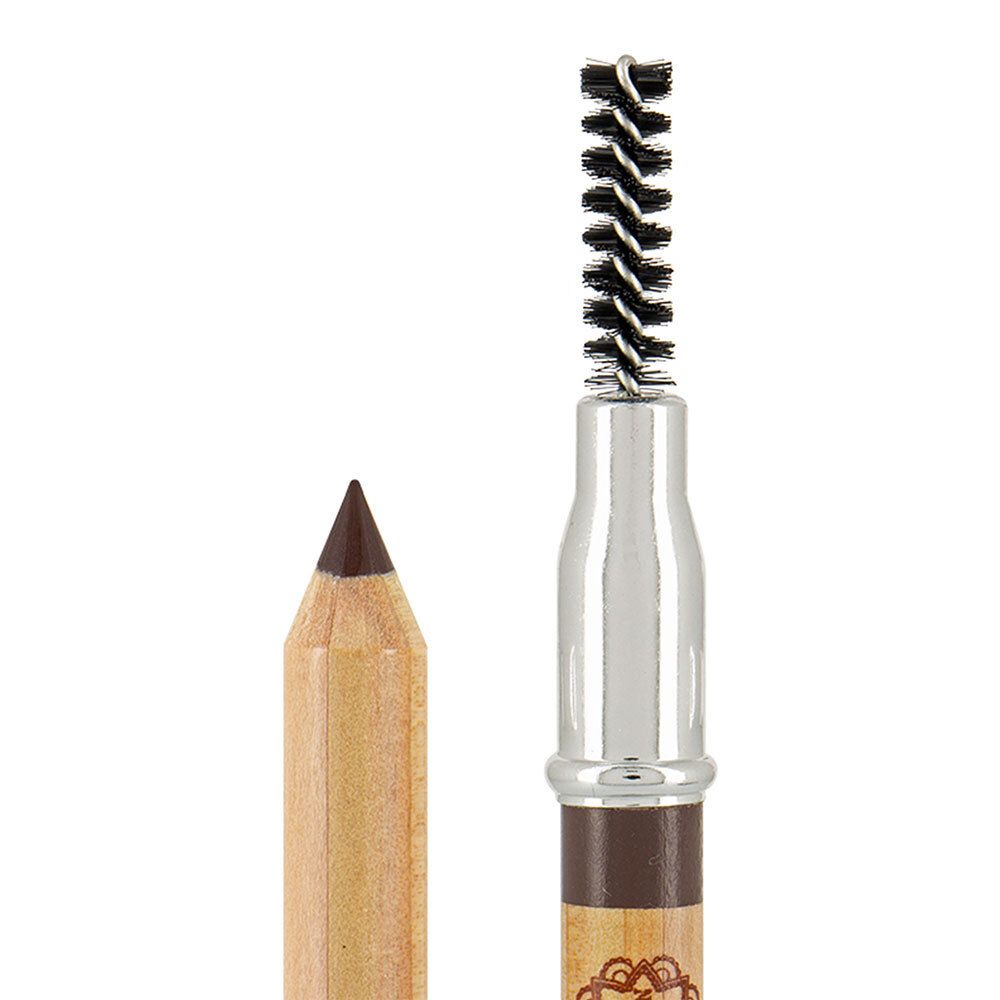 Crayon à sourcils avec brosse. Crayon en bois avec mine marron. Brosse avec poils. Sur fond blanc.