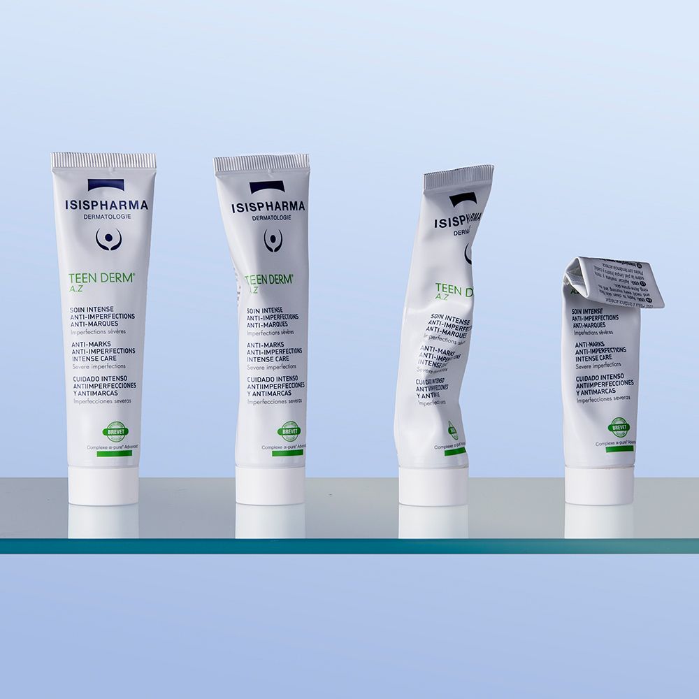Vier tubes Teen Derm A.Z. op glazen plank. Verschillende vulniveaus. Productnaam zichtbaar.