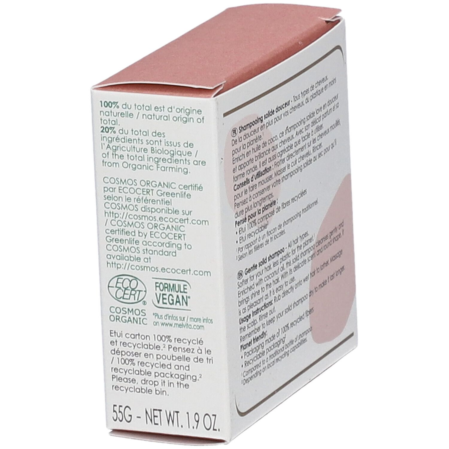 Schuine weergave van de shampoo verpakking. Tekst: "COSMOS ORGANIC", "VEGAN". 55g netto. Certificeringen en ingrediënten.