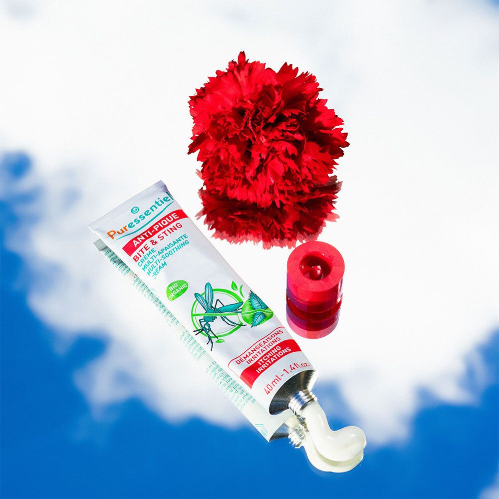 Crèmetube met opschrift: Anti-Pique, multi-verzachtende crème. Bio-certificering. Met rode bloem.