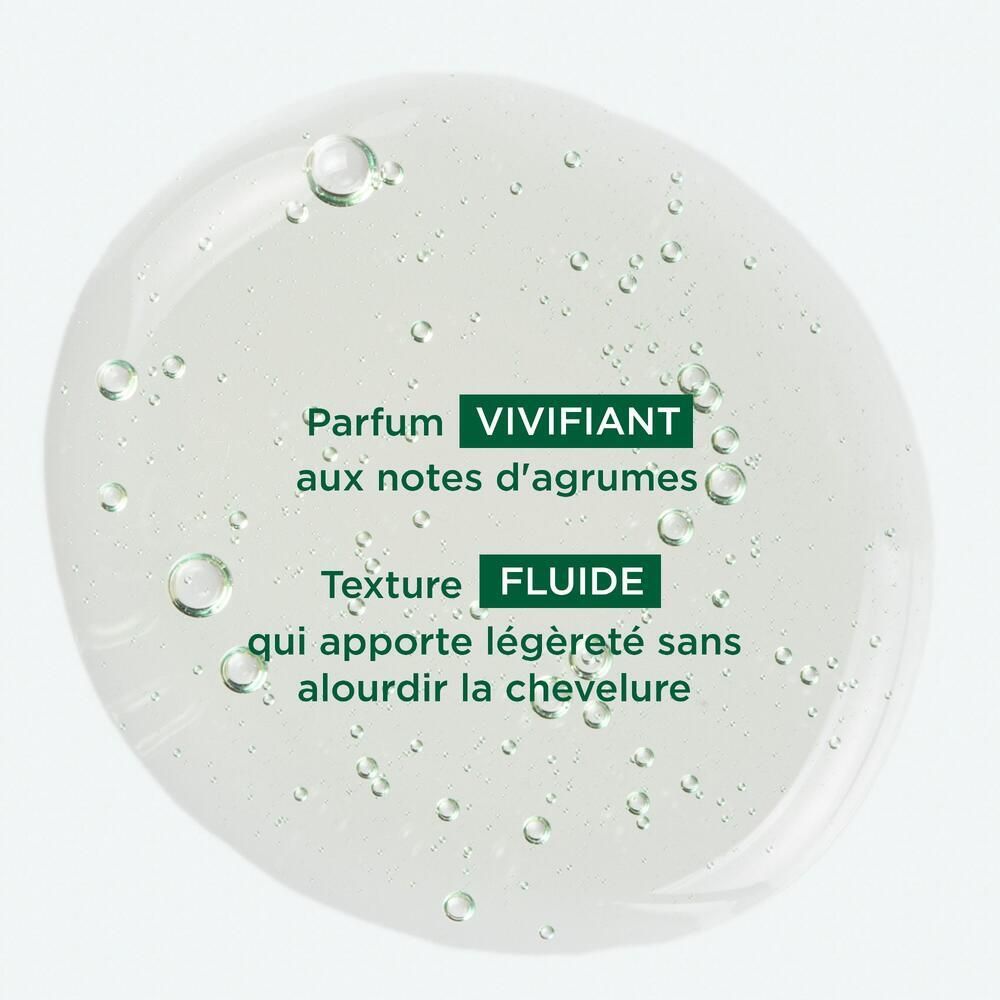 Gros plan d'un liquide transparent. Texte: Parfum vivifiant aux notes d'agrumes. Texte: Texture fluide.