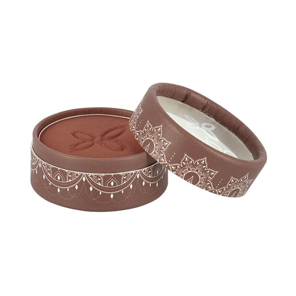 Ronde bruine doos met deksel. Deksel en doos versierd met wit patroon. Oogschaduw in bruin. Deksel open.
