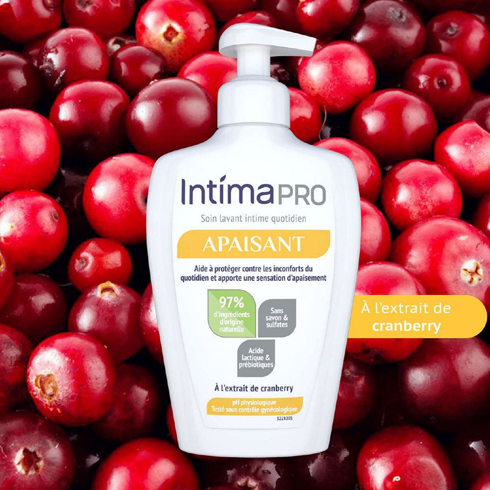 IntimaPRO fles op cranberry achtergrond. Tekst: APAISANT, Soin lavant intime quotidien. Met cranberry extract.