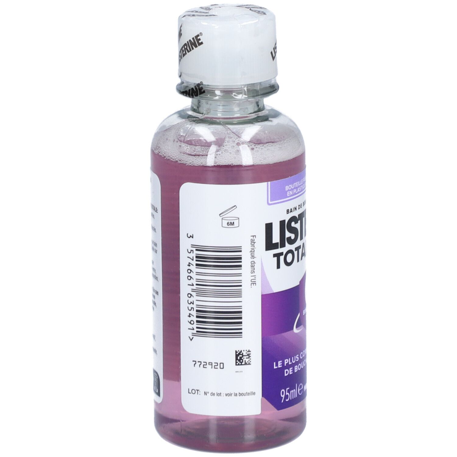 Achterkant mondspoelfles. Listerine Total Care. Streepjescode, tekst en lotnummer. Paarse vloeistof.