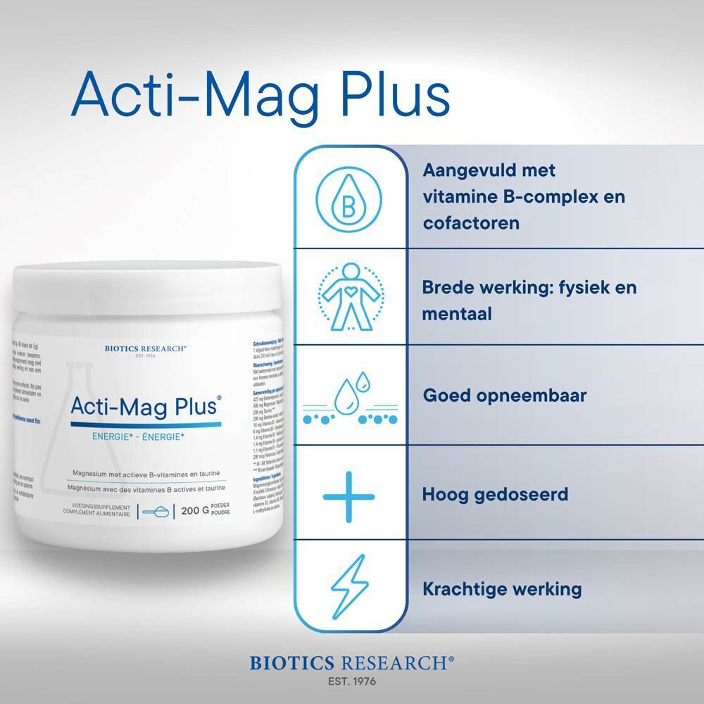 Een vrouw ontspant op een bank naast een pot Biotics Acti-Mag Plus 400 mg.