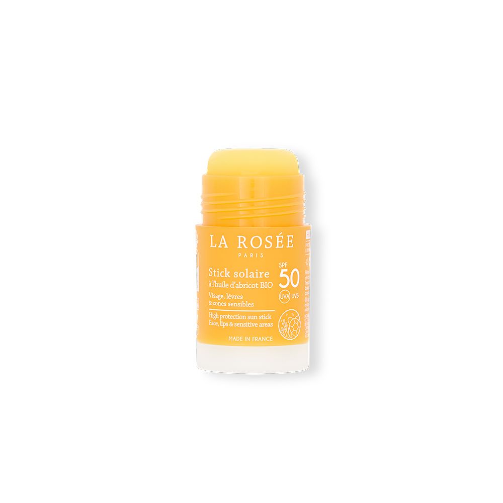 Stick solaire SPF 50. Bâton jaune partiellement sorti. Texte: La Rosée, Stick solaire, SPF 50, à l'huile d'abricot BIO.