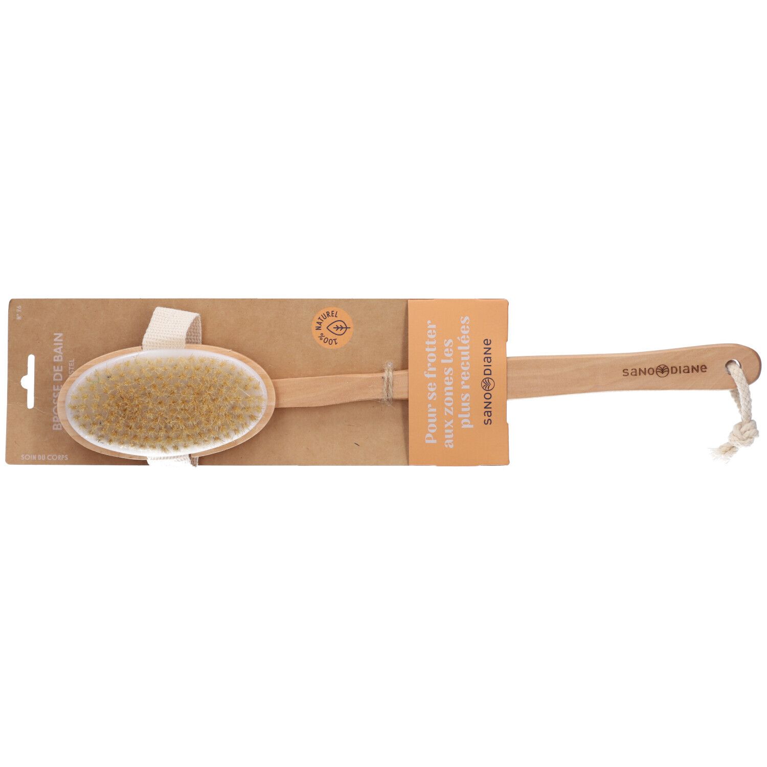 Brosse de bain en bois avec manche long et tête ovale. Sur emballage marron avec texte et logo.