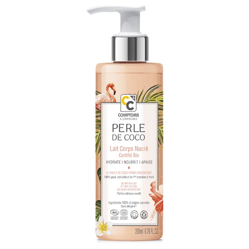 Bodylotion met pomp. Opschrift: Perle de Coco, Lait Corps Nacré Bio. Flamingo- en bloemendecoratie.