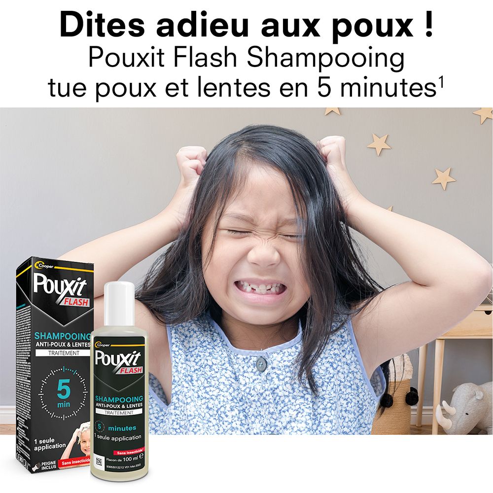 Enfant avec les mains sur la tête, à côté du flacon et de l'emballage de PouXit Flash Shampooing Anti-poux & Lentes.