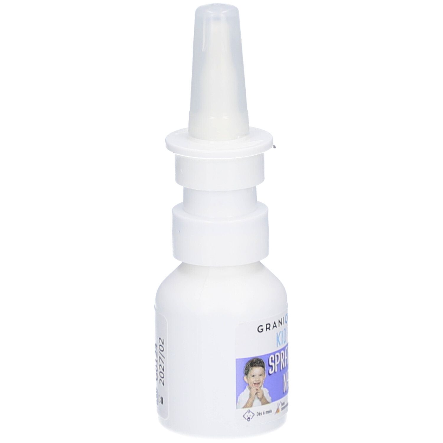 Witte neussprayfles met sproeikop. Etiket met productnaam, afbeelding van een kind en houdbaarheidsdatum 2027/02.