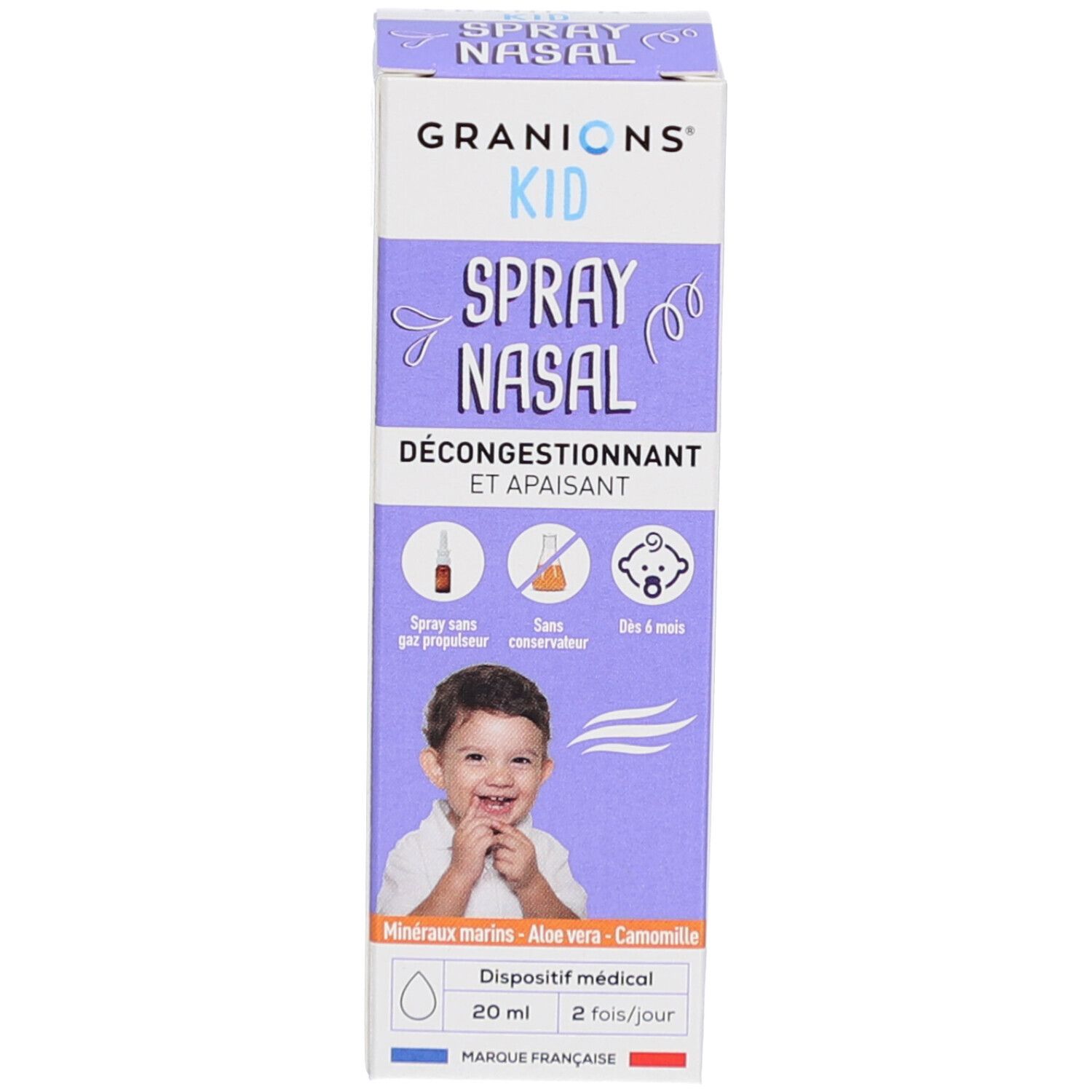 Productverpakking met neussprayfles. Doos met productnaam, afbeelding van een kind en informatie.