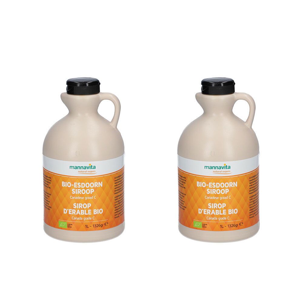 Deux bouteilles de sirop d'érable avec bouchon noir et anse. Étiquette avec texte : BIO-ESDOORN SIROOP, SIROP D'ERABLE BIO. Marque : mannavita.