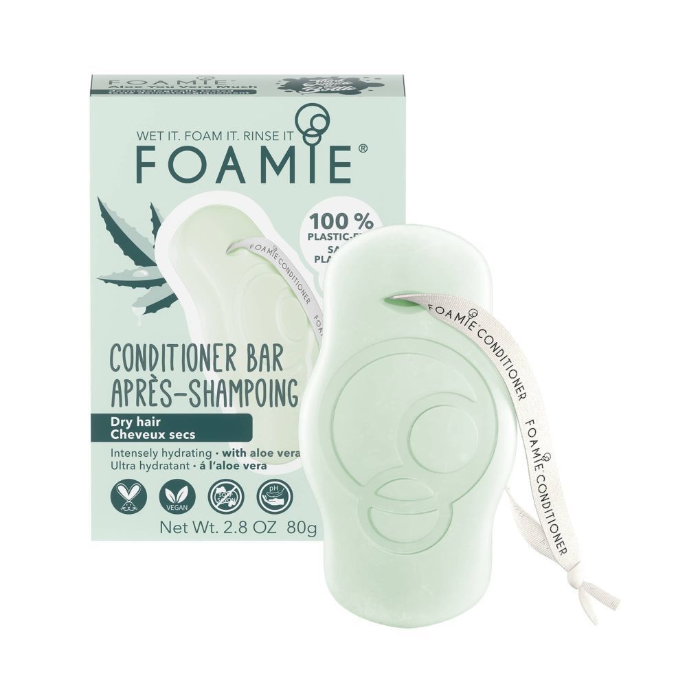 Groene conditionerbar met lint, naast verpakking. Opschrift: FOAMIE, Conditioner Bar, Après-Shampoing, met Aloë Vera.