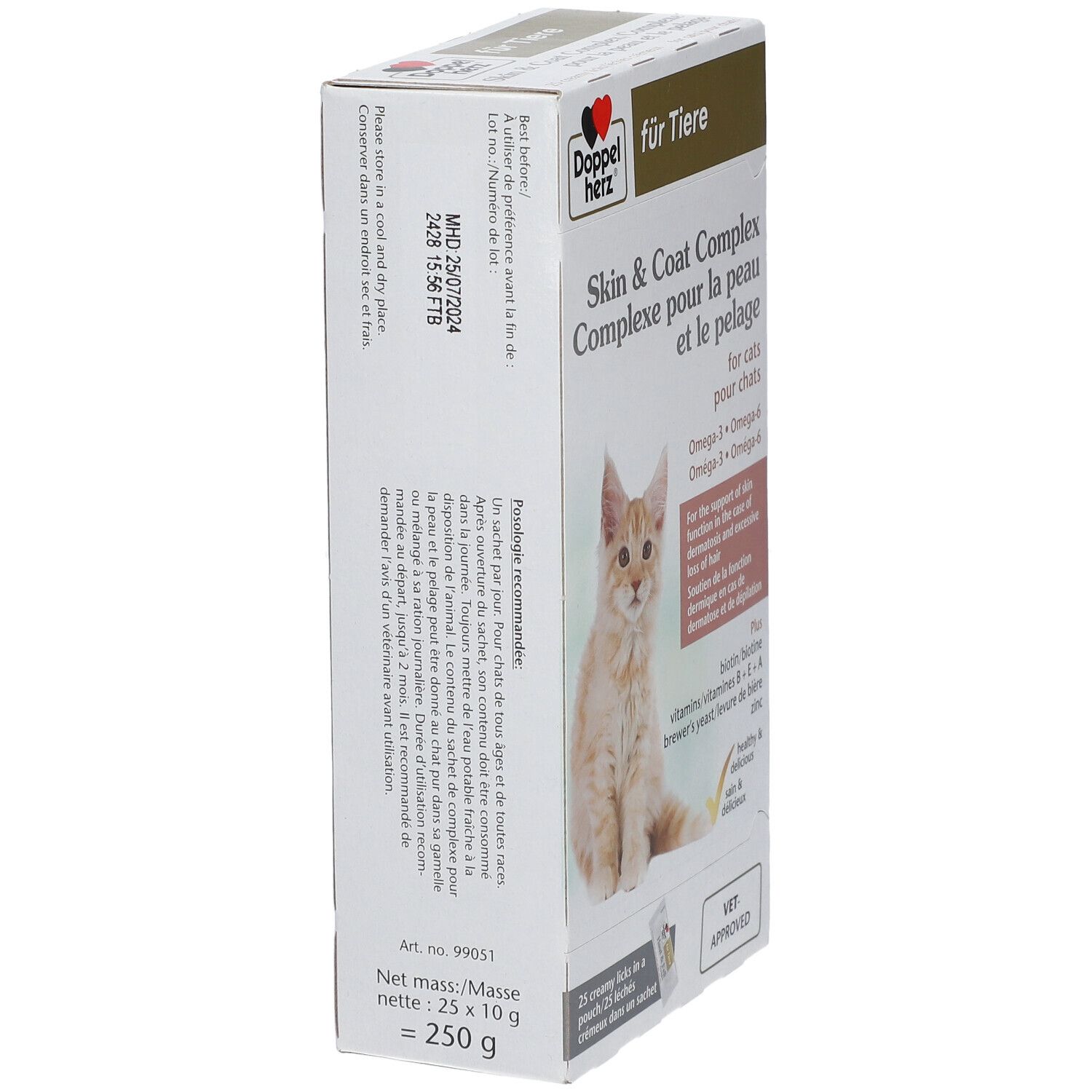 Vue en biais de l'emballage du produit. Texte : Skin & Coat Complex, pour chats. Contient Oméga-3, Oméga-6. VET-APPROVED. Net: 25 x 10 g = 250 g.