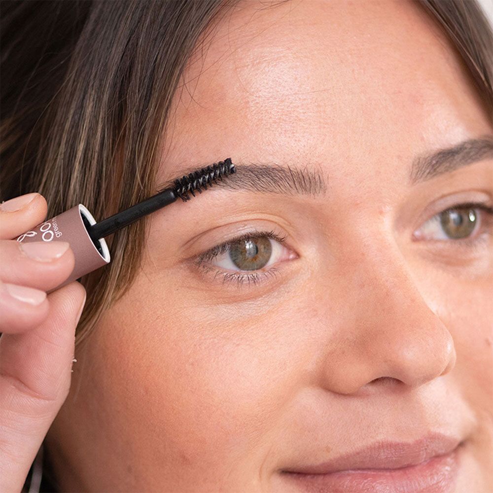 Personne utilise une brosse pour coiffer les sourcils. Produit non visible.