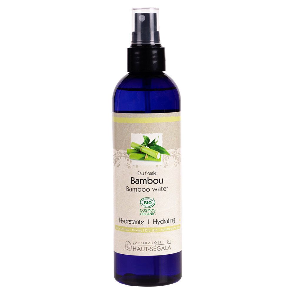 Flacon bleu avec vaporisateur noir. Étiquette avec illustration de bambou et texte: Eau florale Bambou, Hydratante.