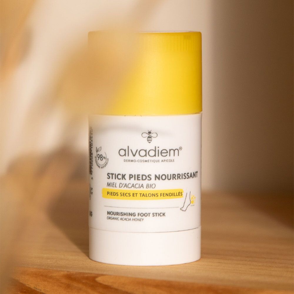Stick blanc et jaune. Inscription: ALVADIEM, STICK PIEDS NOURRISSANT, MIEL D'ACACIA BIO. Label bio.