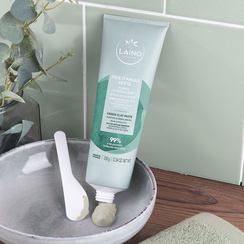 Tube groene kleipasta met spatel en kom. Product komt uit de tube. Opschrift: LAINO, PÂTE D'ARGILE VERTE.