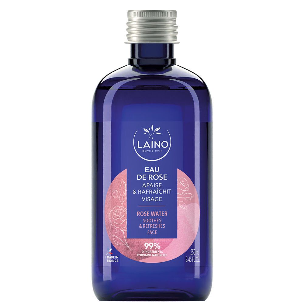Blauwe fles met zilveren dop. Opschrift: LAINO, Eau de Rose, verzacht & verfrist het gezicht. 99% ingrediënten van natuurlijke oorsprong.