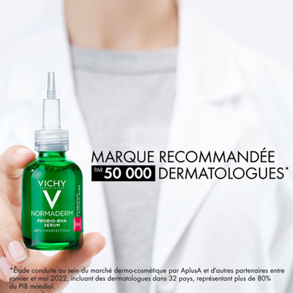 Persoon houdt Vichy Normaderm serum vast. Tekst: 'MARQUE RECOMMANDÉE PAR 50 000 DERMATOLOGUES'.
