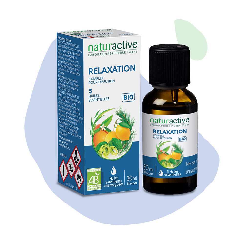 Bruine glazen fles met zwarte dop en verpakking. Opschrift: RELAXATION, 5 Huiles essentielles BIO. AB-certificering.