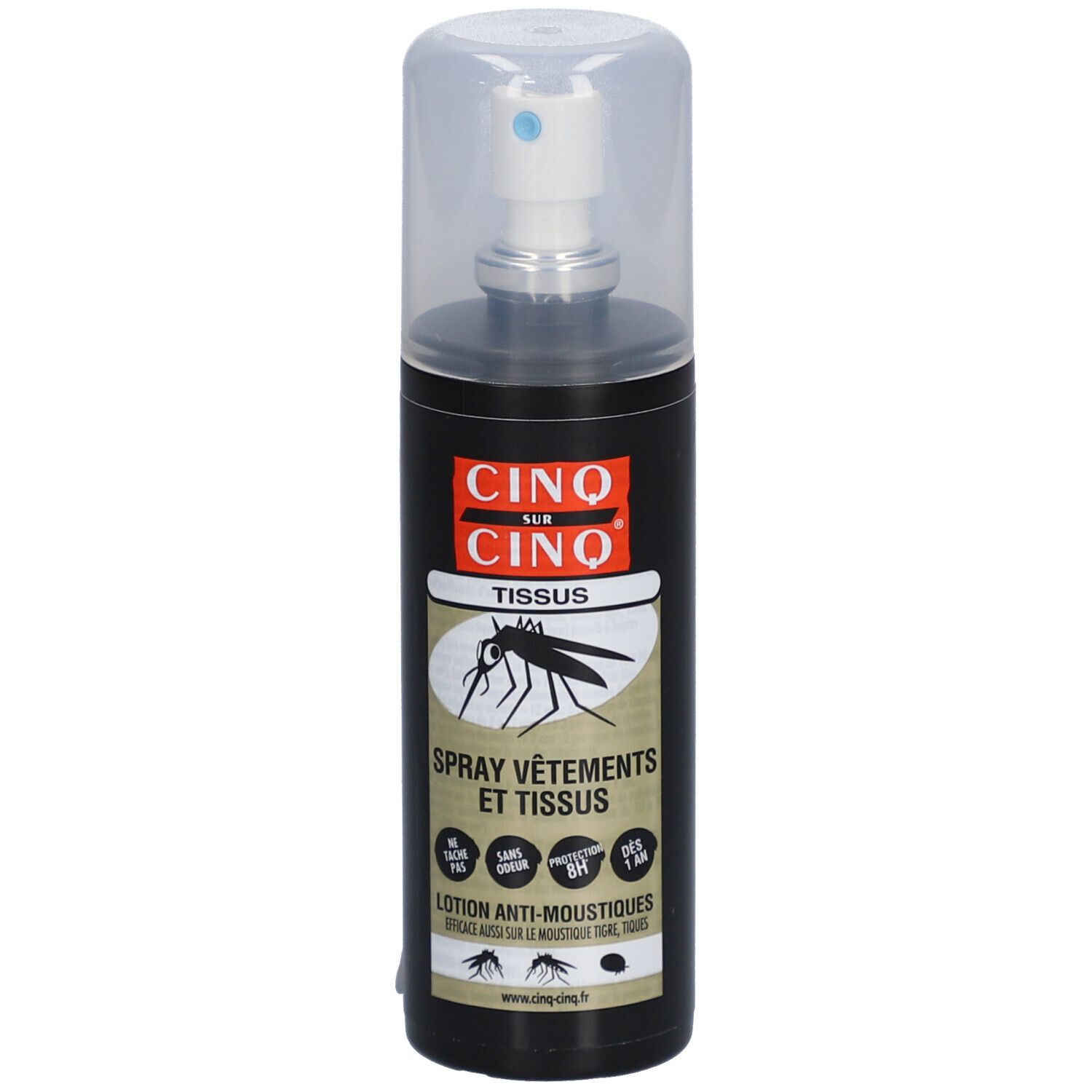 Flacon spray noir avec tête blanche et capuchon transparent. Inscription : CINQ SUR CINQ TISSUS, Spray Vêtements Et Tissus Anti-Moustiques.