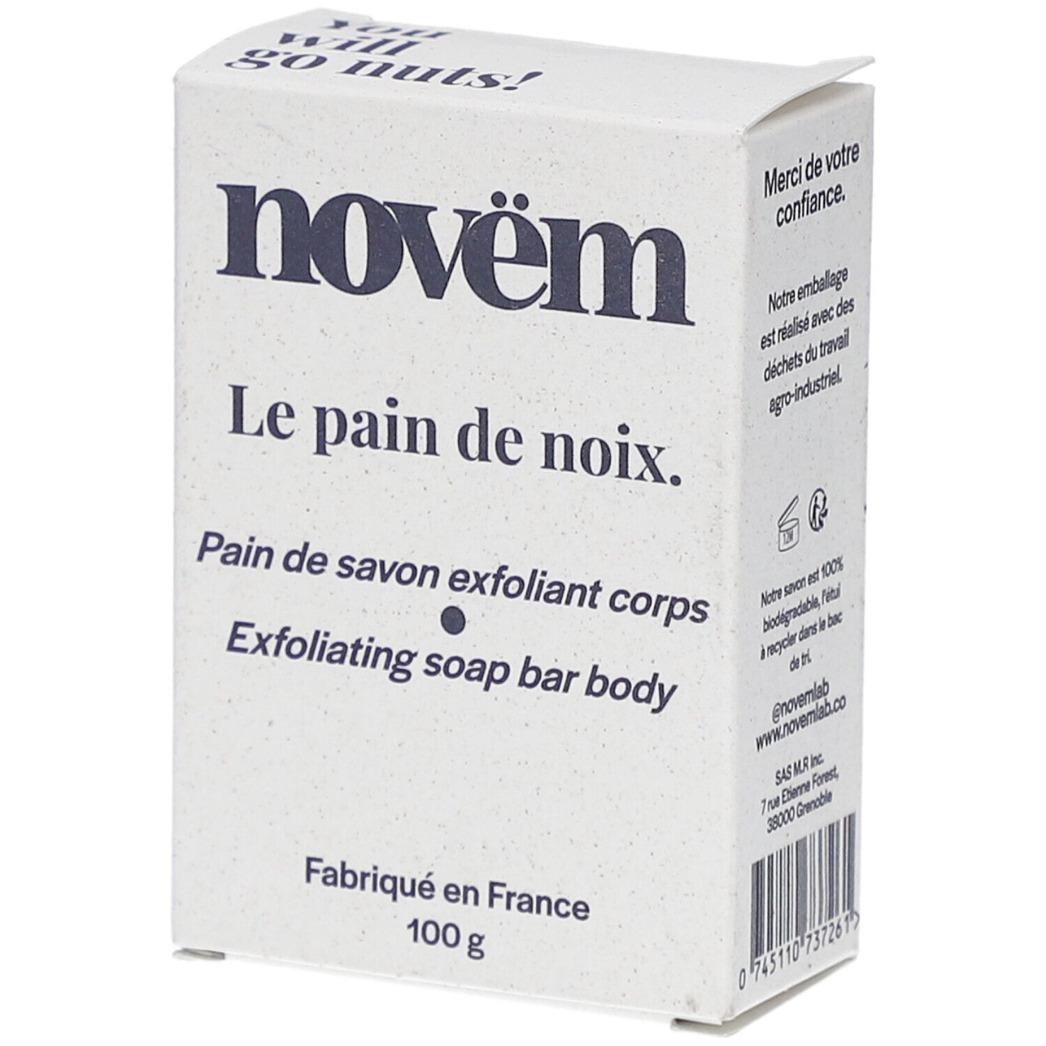 Witte kartonnen verpakking. Opschrift: novëm, Le pain de noix, Pain de savon exfoliant corps, Exfoliating soap bar body. Gemaakt in Frankrijk.