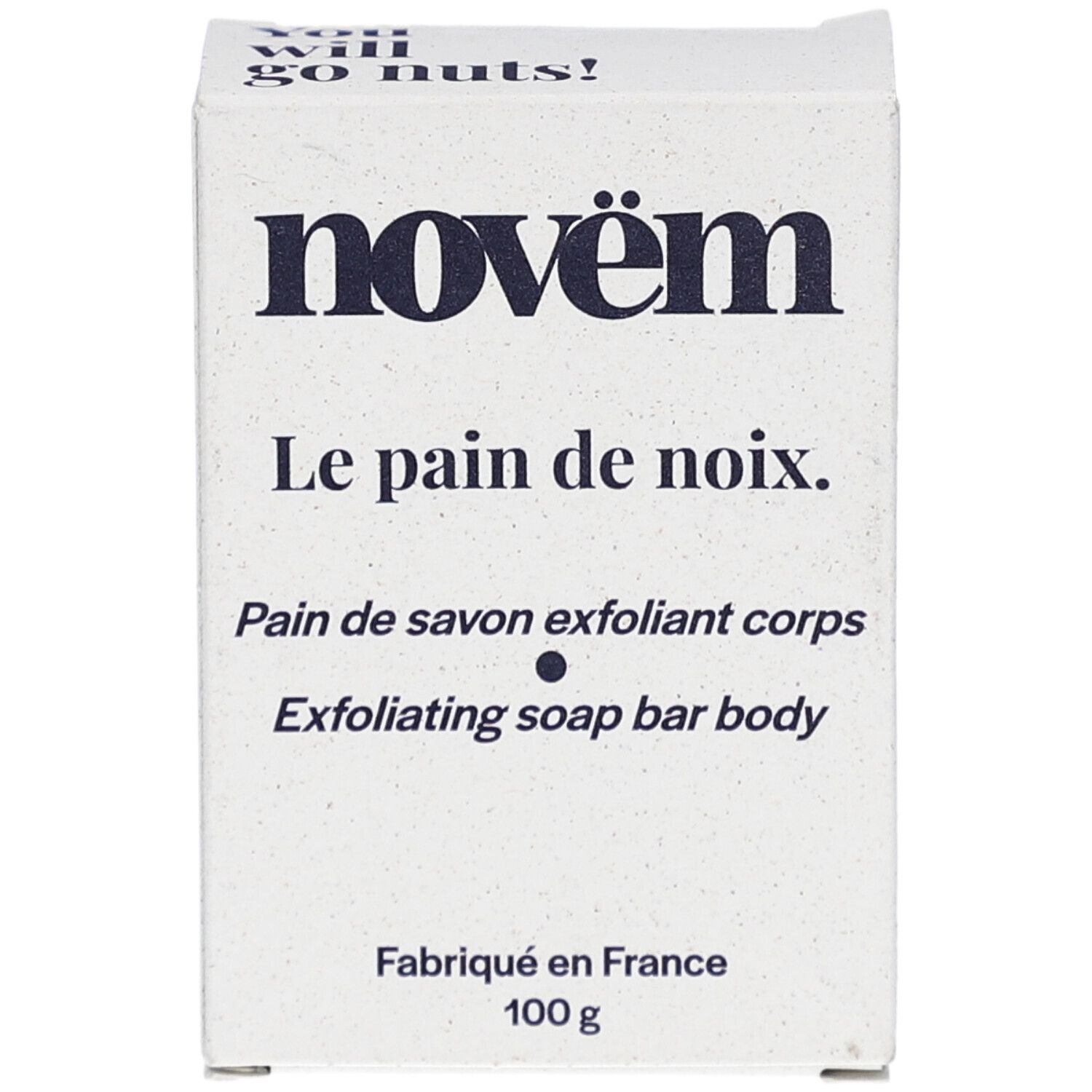 Witte kartonnen verpakking. Opschrift: novëm, Le pain de noix, Pain de savon exfoliant corps, Exfoliating soap bar body. Gemaakt in Frankrijk, 100 g.