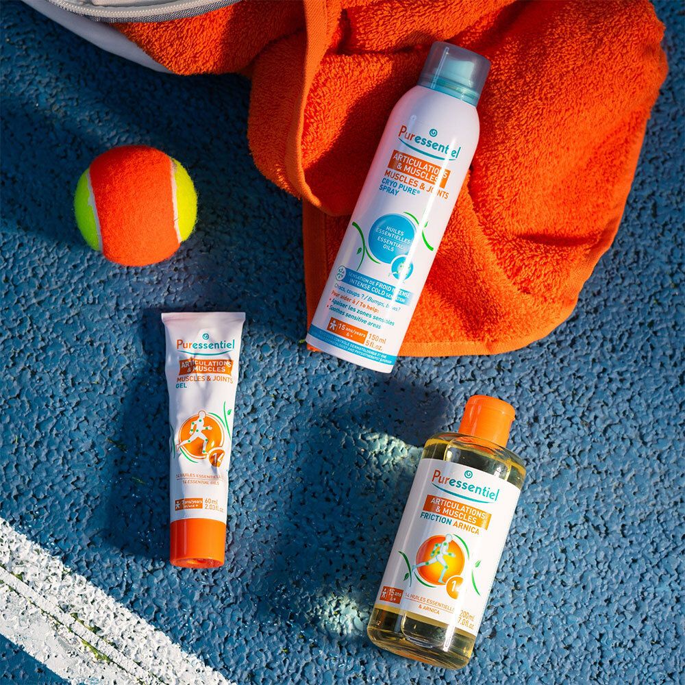 Puressentiel Arnica Wrijving Gewrichten & Spieren, fles met tube en spray naast sportartikelen.