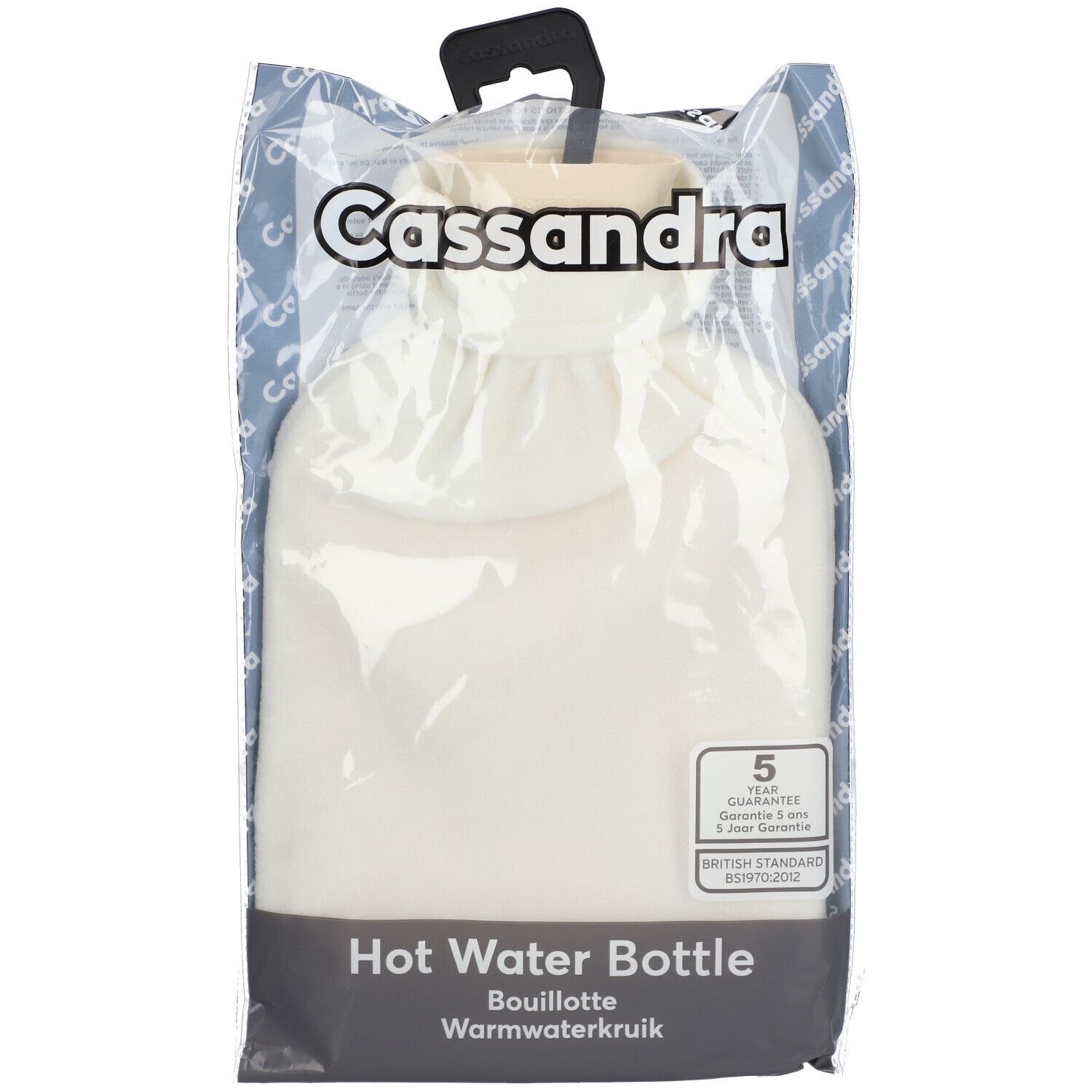Witte warmwaterkruik in transparante verpakking. Zwarte handgreep. Opschrift: Cassandra, 5 jaar garantie, Hot Water Bottle.