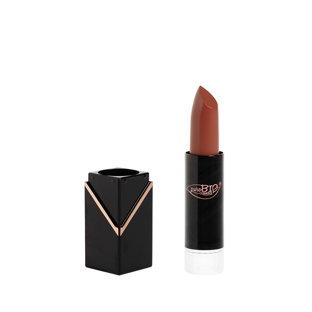 Open lipstick, pêche nude. Zwarte, hoekige huls met gouden details. Lipstickstift zichtbaar.