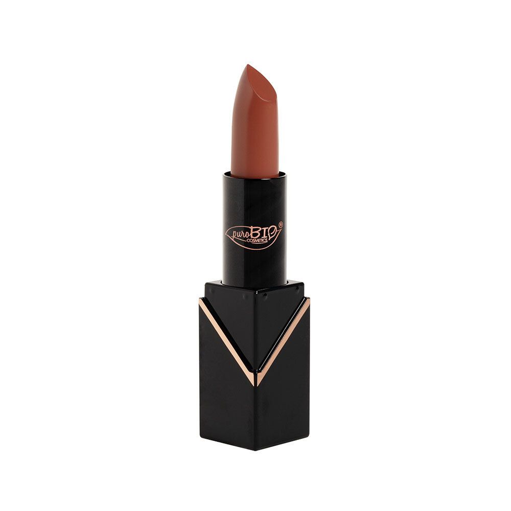 Lipstick, pêche nude, in zwarte, hoekige huls. Merk PUROBIO zichtbaar. Lipstickstift uitgedraaid.