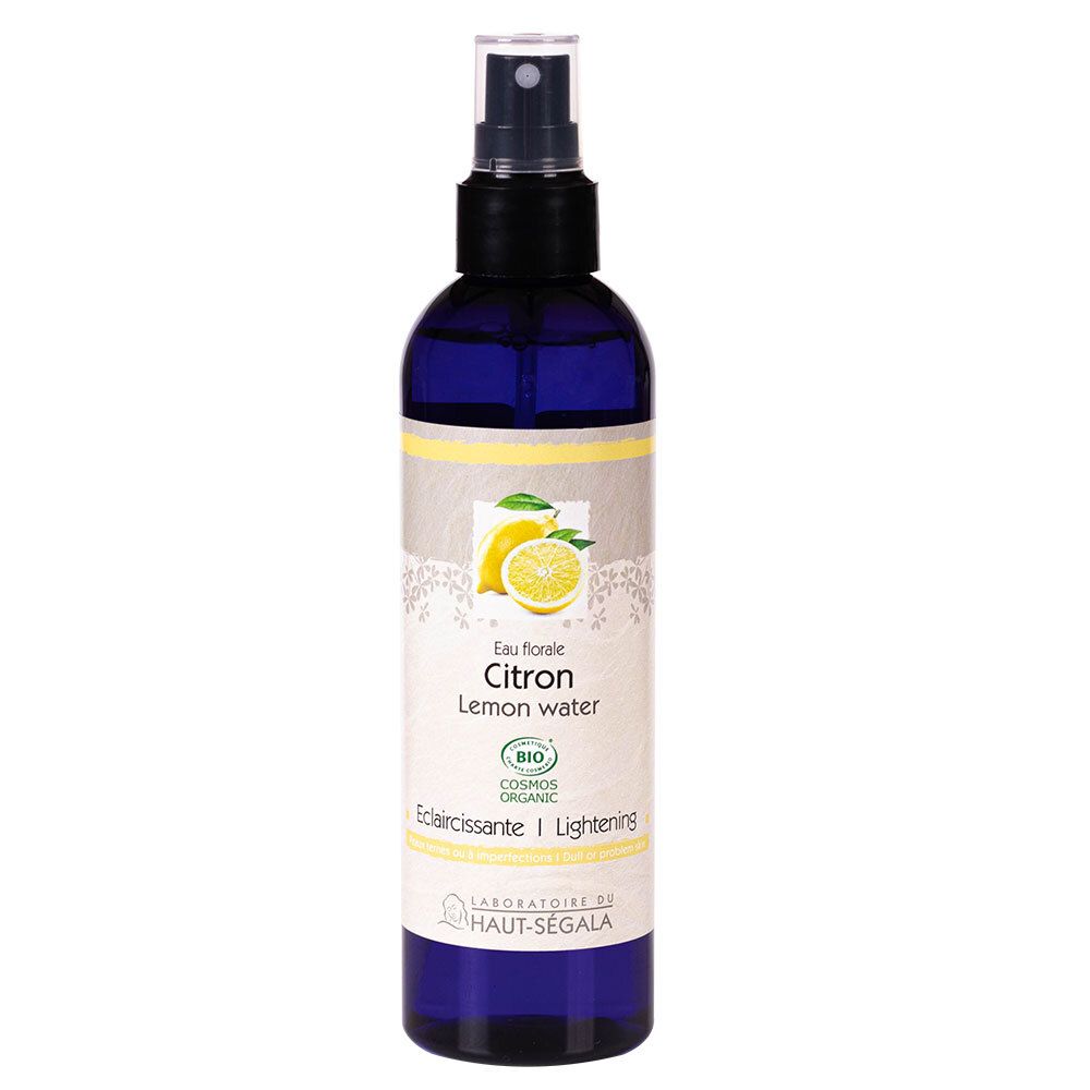Flacon bleu avec vaporisateur. Étiquette avec citron, texte: Eau florale Citron, Lemon water, Eclaircissante/Lightening, Bio.
