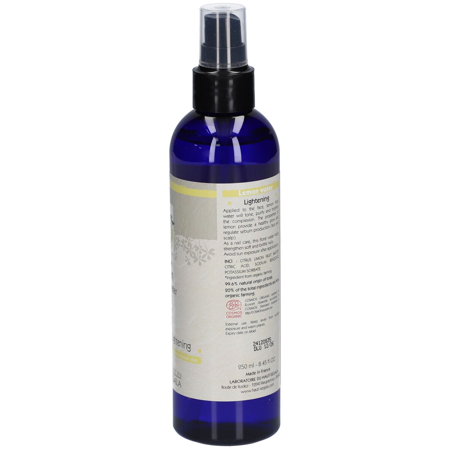 Flacon bleu avec vaporisateur. Étiquette avec citron, texte, ingrédients, Eclaircissante/Lightening, certification Bio.