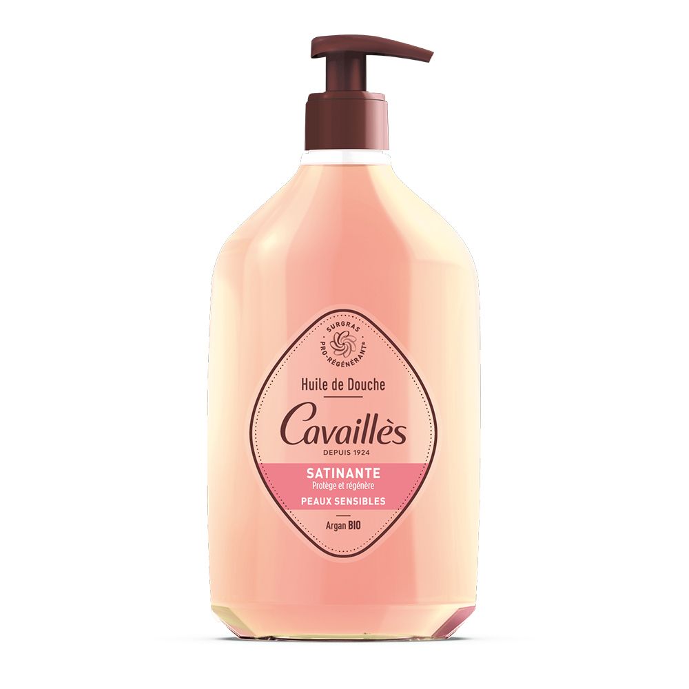 Fles met bruine pomp. Etiket met productnaam en logo. Roze vloeistof zichtbaar.