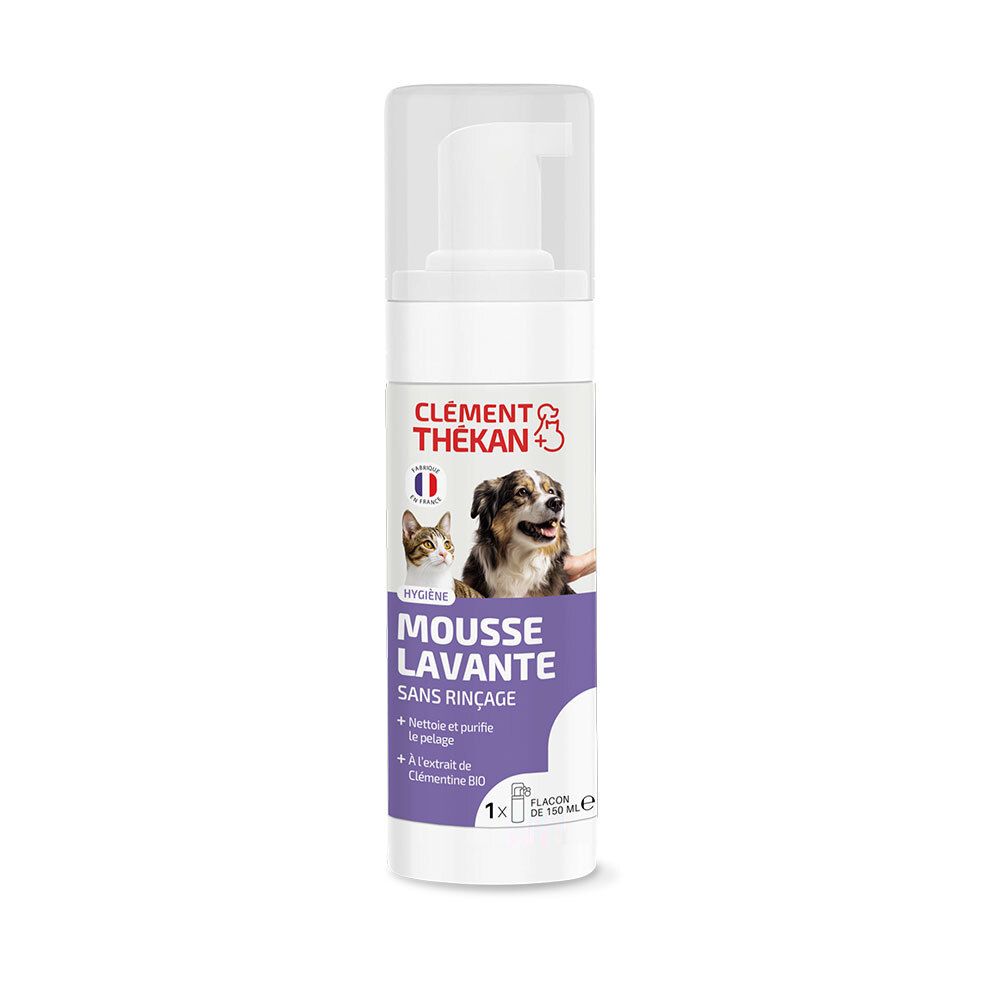 Witte fles met pompkop. Opschrift: Clément Thékan, Mousse Lavante. Afbeelding van kat en hond. Paarse en witte belettering.