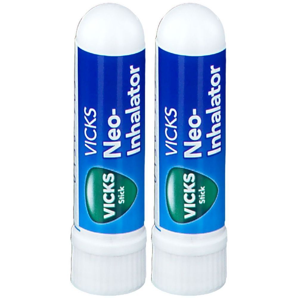 Twee cilindrische inhalatoren met witte dop en bodem. Blauwe huls met witte tekst: Vicks Neo-Inhalator.